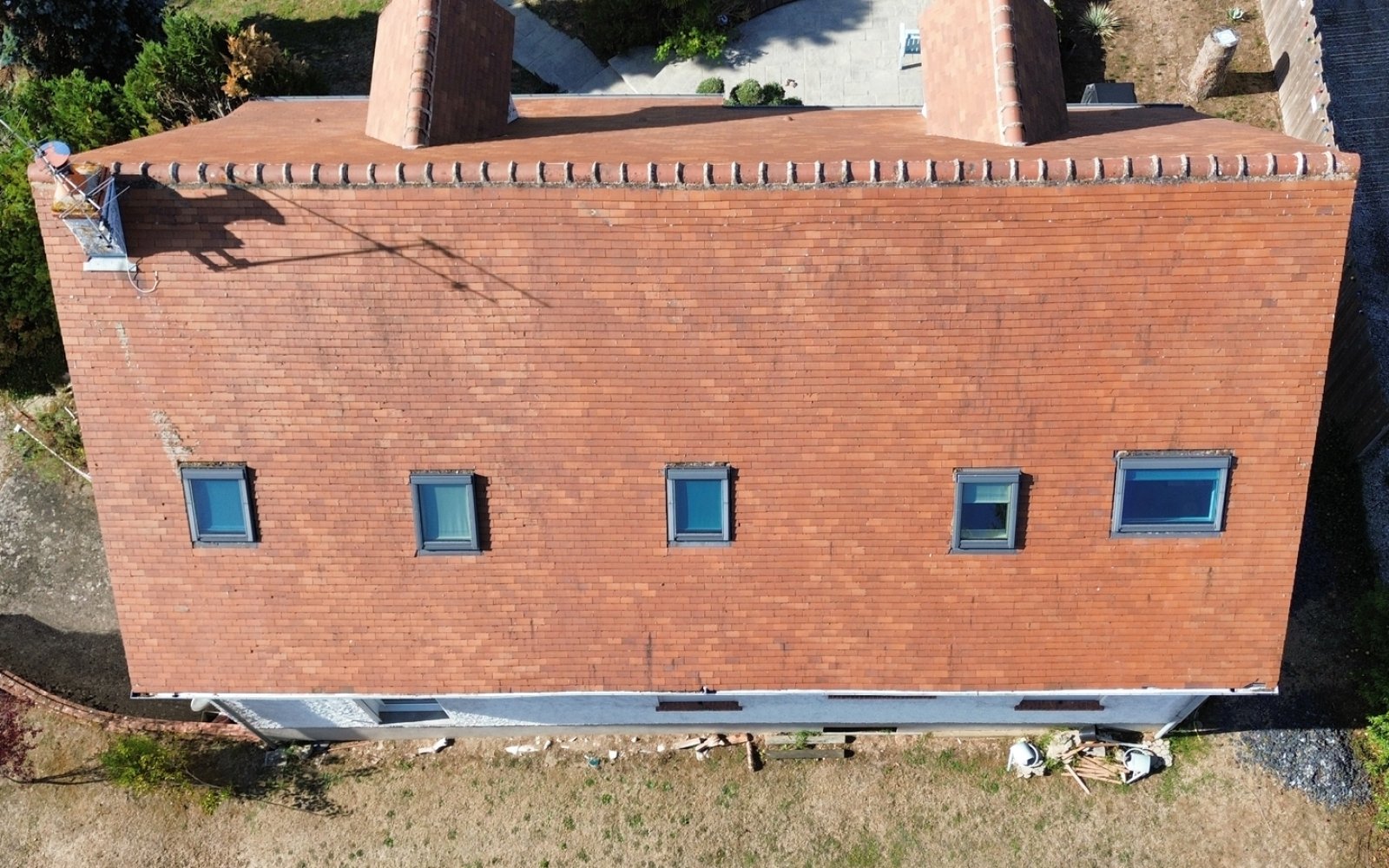 Toiture nette après démoussage par drone