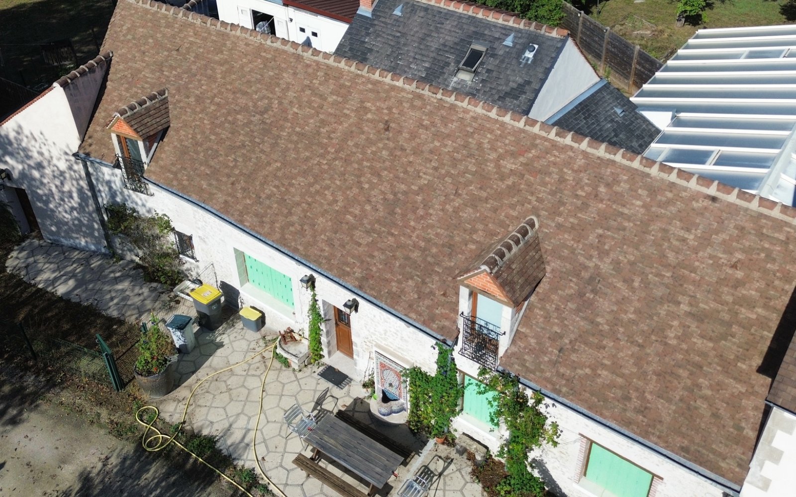 Toiture de longère propre après traitement par drone