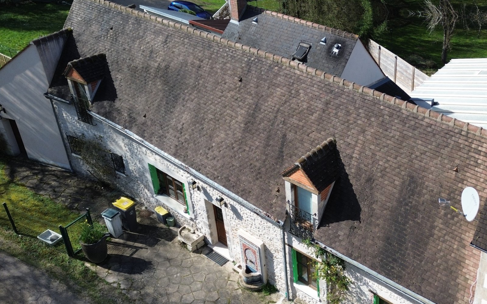 Toiture de longère encrassée avant traitement par drone