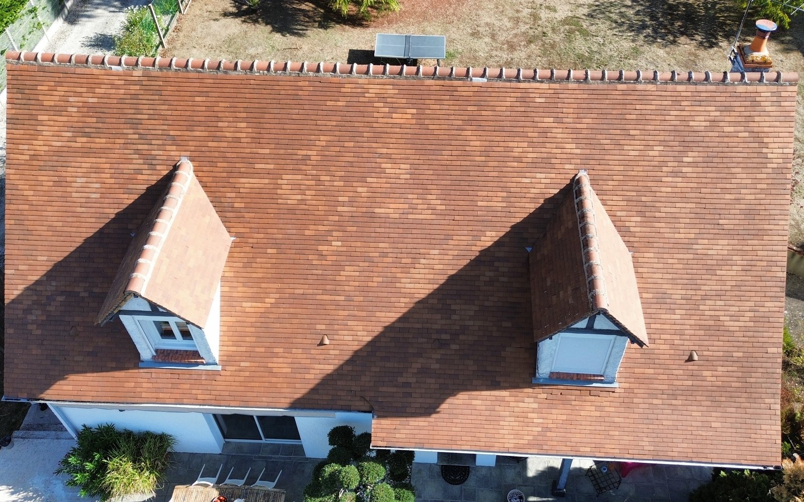 Toiture à lucarnes propre après démoussage par drone