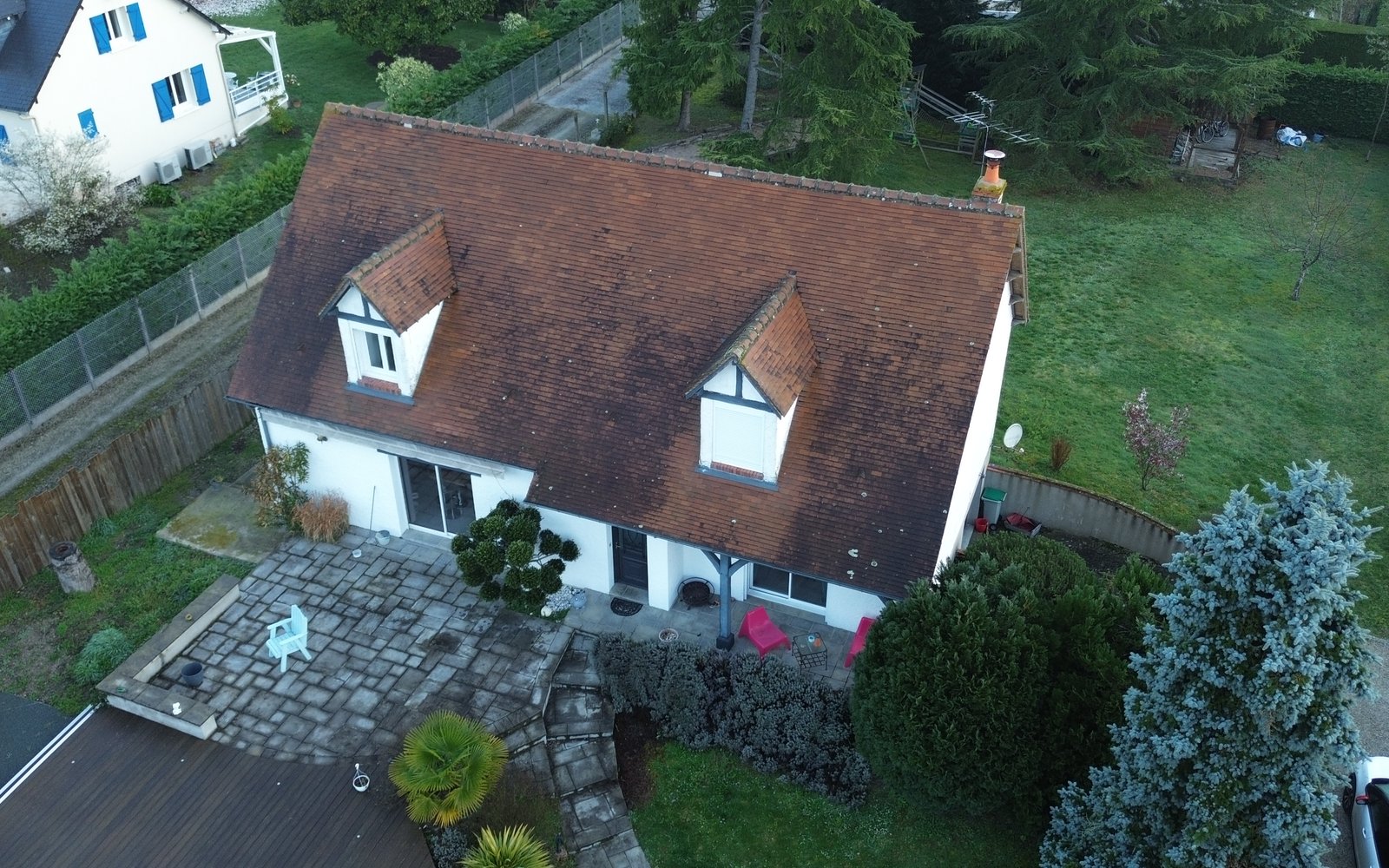 Toiture à lucarnes noircie avant démoussage par drone