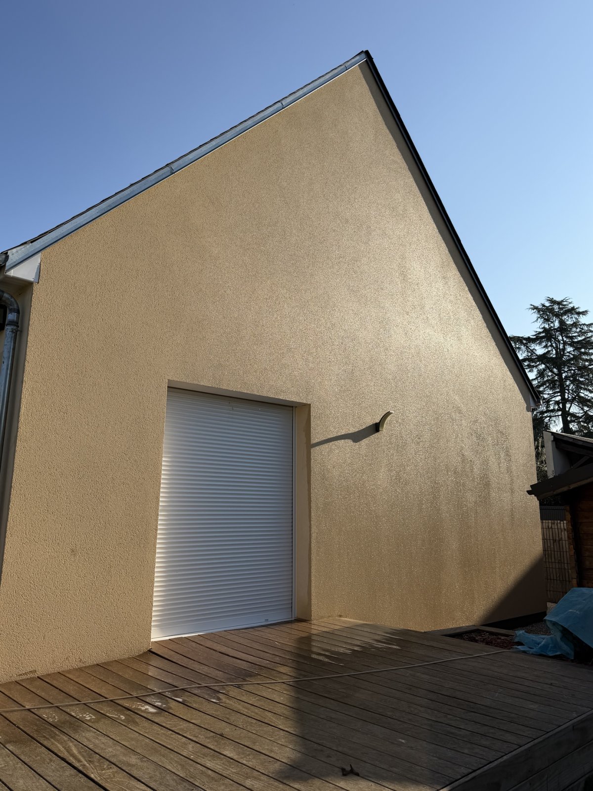 Façade de maison propre après nettoyage par drone