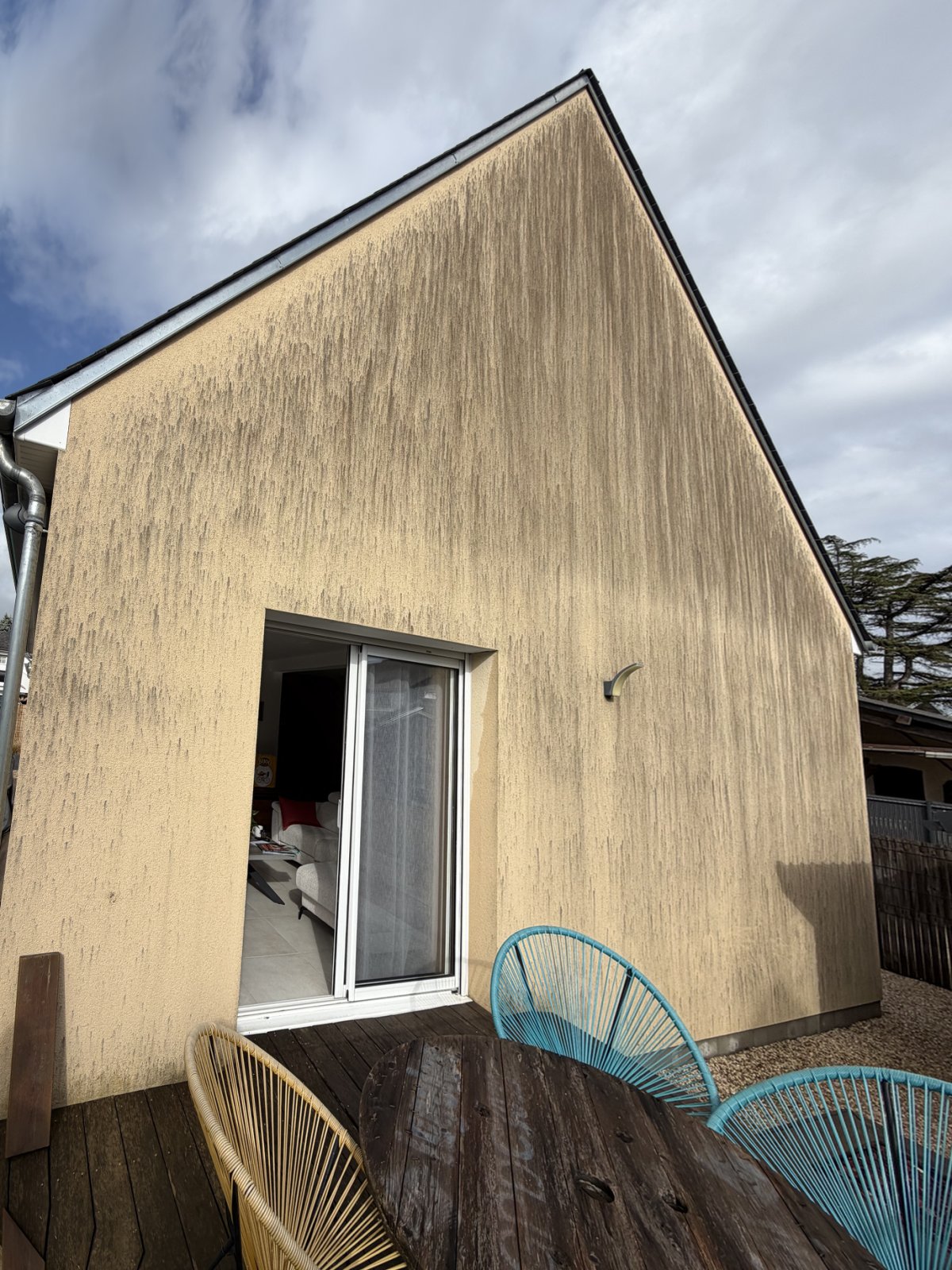 Façade de maison encrassée avant nettoyage par drone